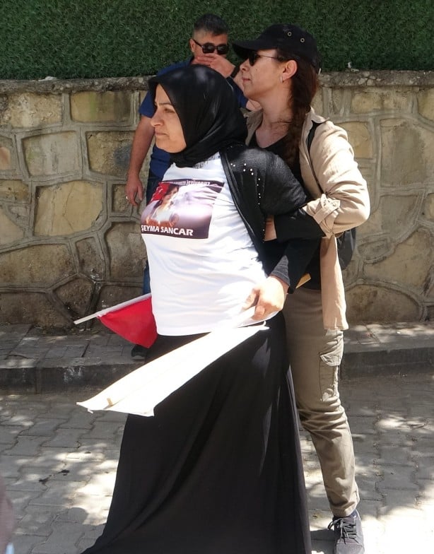 Foto - Polis aileleri zor durdurdu! HDP’lilerden acılı annelere küstah hareket