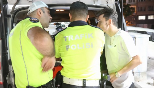 Foto - Polis, "Araç sahibi kim?" dedi, ehliyetsiz sürücü telefon uzattı