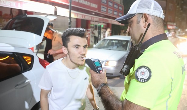 Foto - Polis, "Araç sahibi kim?" dedi, ehliyetsiz sürücü telefon uzattı