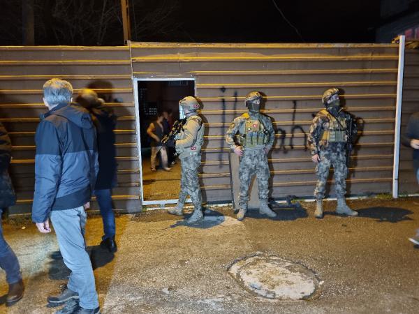 Foto - Polis aracına ateş açtı! Böyle kıvırdı