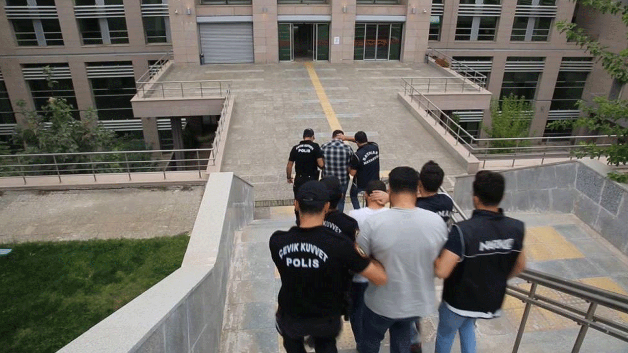 Polis 'idamlıkları' enseledi