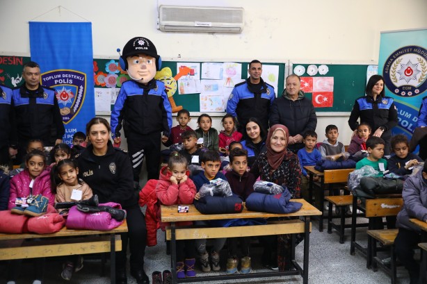 Foto - Polis mont dağıttı! Küçük kızın hareketi duygulandırdı