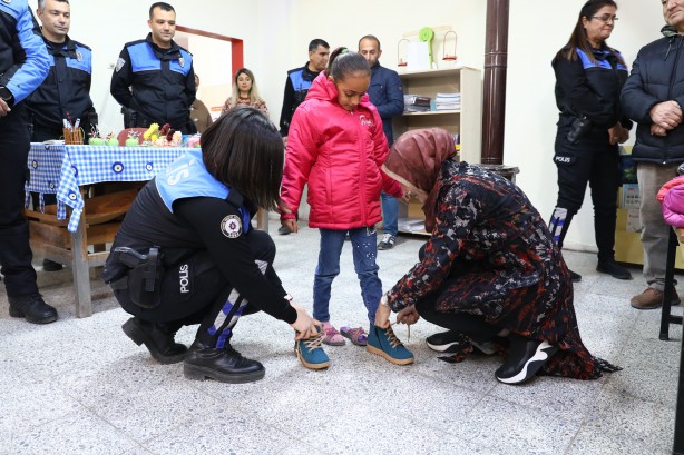 Foto - Polis mont dağıttı! Küçük kızın hareketi duygulandırdı