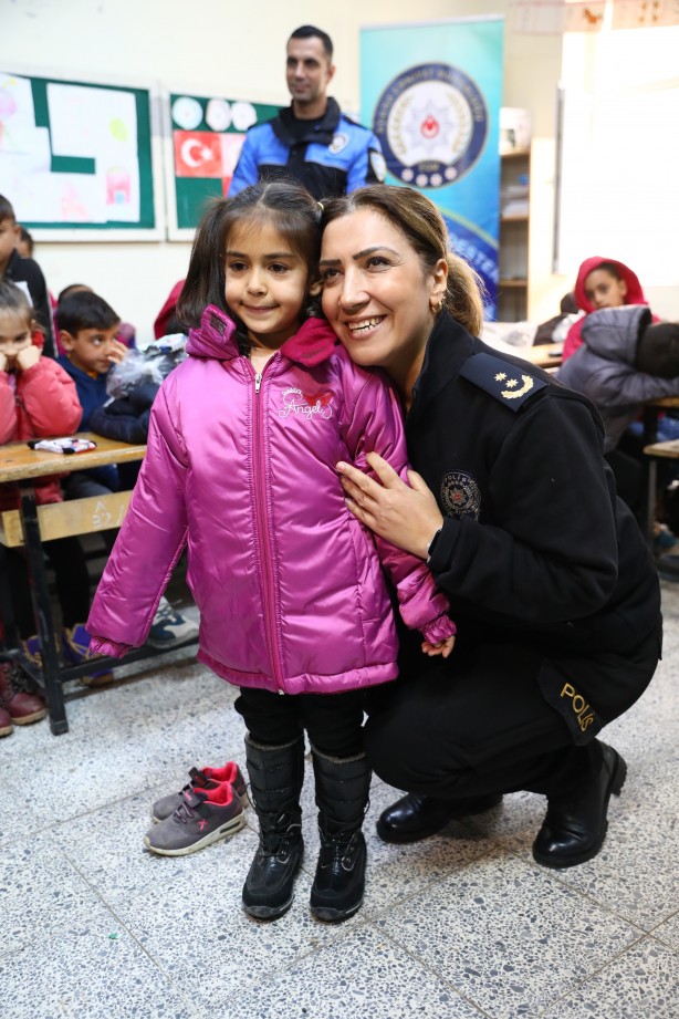 Foto - Polis mont dağıttı! Küçük kızın hareketi duygulandırdı