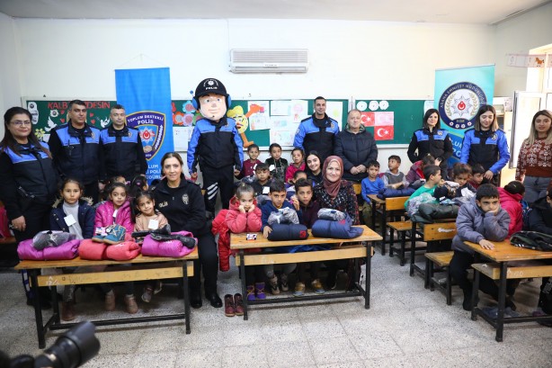 Foto - Polis mont dağıttı! Küçük kızın hareketi duygulandırdı