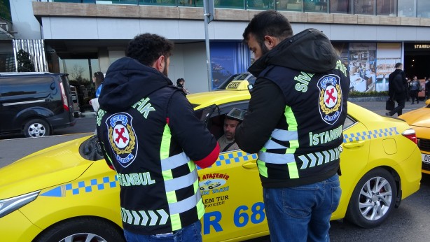 Polis, taksicilere müşteri kılığında denetim yaptı!