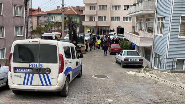 Foto - Polis yıkıma engel olmak isteyen vatandaşı böyle ikna etti