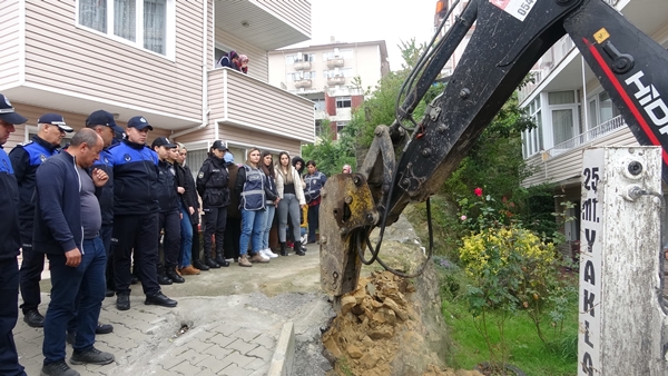 Foto - Polis yıkıma engel olmak isteyen vatandaşı böyle ikna etti