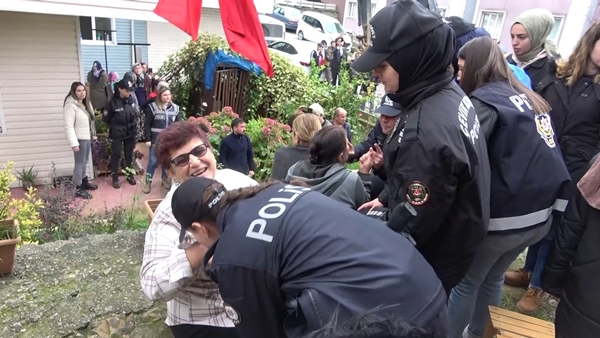 Foto - Polis yıkıma engel olmak isteyen vatandaşı böyle ikna etti