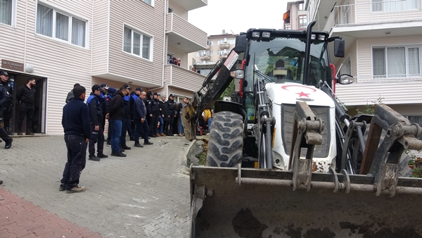 Foto - Polis yıkıma engel olmak isteyen vatandaşı böyle ikna etti