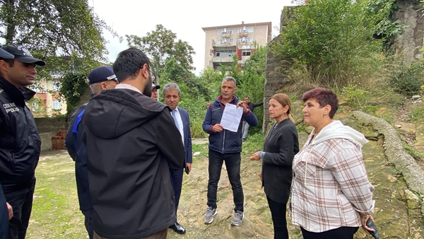 Foto - Polis yıkıma engel olmak isteyen vatandaşı böyle ikna etti