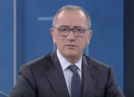 Polise söven Fatih Altaylı’ya motosiklet çarptı… Sonrası tam komedi