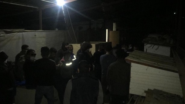 Foto - Polisi görünce dolaba saklandılar