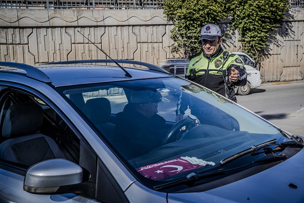 Foto - Polisi görünce şaşkına döndü! Yolu 3 dakika kısaltmak istedi cezayı yedi