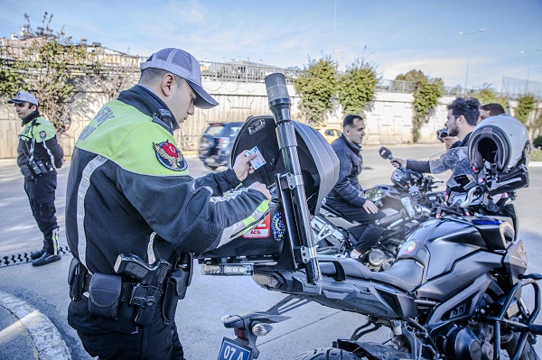 Foto - Polisi görünce şaşkına döndü! Yolu 3 dakika kısaltmak istedi cezayı yedi