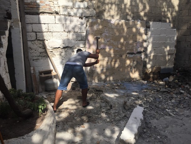 Foto - Polisi harekete geçiren olay! Delikten bakan ev sahibi şoka uğradı