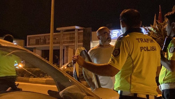 Foto - Polisin alkollü sürücü ile imtihanı