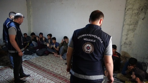 Polisin baskın yaptığı evde 20 düzensiz göçmen yakalandı!