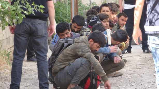 Foto - Polisin baskın yaptığı evde 20 düzensiz göçmen yakalandı!