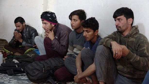 Foto - Polisin baskın yaptığı evde 20 düzensiz göçmen yakalandı!