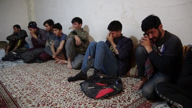 Foto - Polisin baskın yaptığı evde 20 düzensiz göçmen yakalandı!