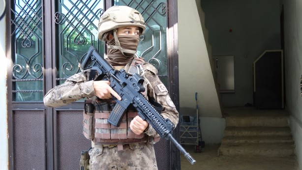 Foto - Polisin baskın yaptığı evde 20 düzensiz göçmen yakalandı!