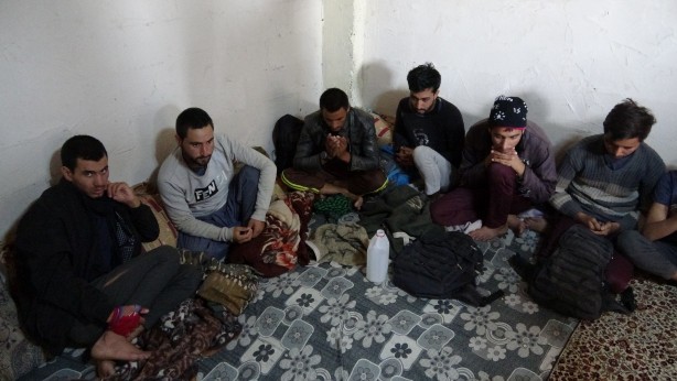 Foto - Polisin baskın yaptığı evde 20 düzensiz göçmen yakalandı!