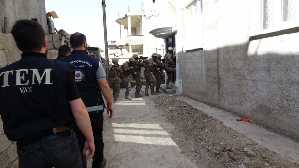 Foto - Polisin baskın yaptığı evde 20 düzensiz göçmen yakalandı!