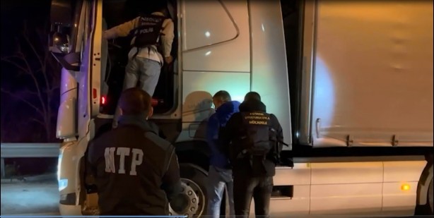 Foto - Polisin dikkatinden kaçmadı! Yurda sokulmaya çalışan çok sayıda skunk ele geçirildi
