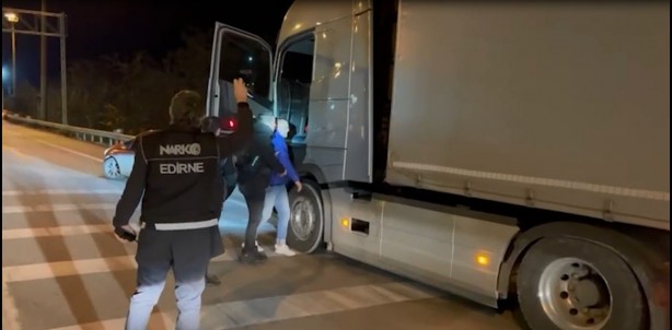 Polisin dikkatinden kaçmadı! Yurda sokulmaya çalışan çok sayıda skunk ele geçirildi