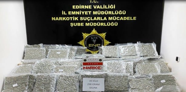 Foto - Polisin dikkatinden kaçmadı! Yurda sokulmaya çalışan çok sayıda skunk ele geçirildi