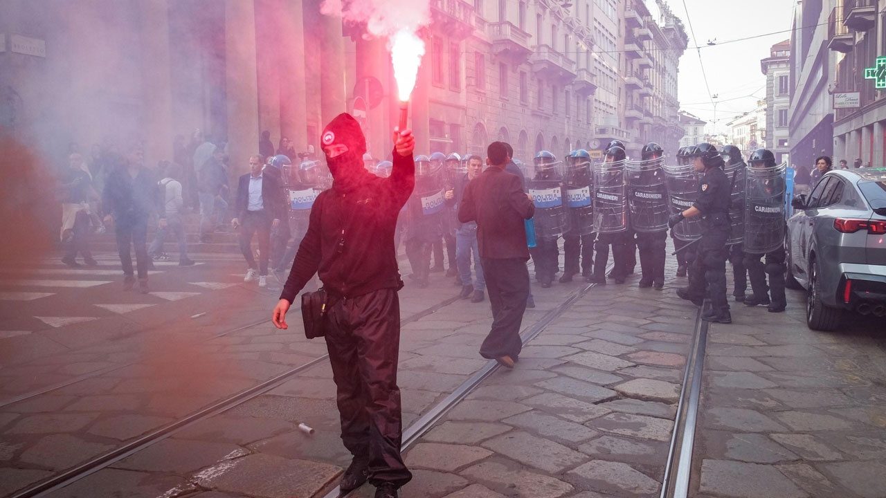 Foto - Polisle göstericiler çatıştı! Milano’da protestoların ardından tansiyon yükseldi