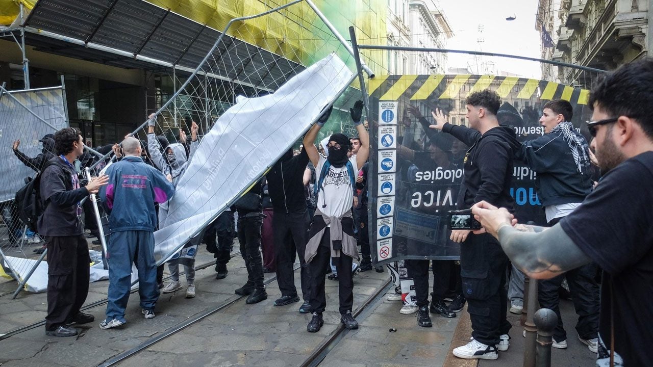 Foto - Polisle göstericiler çatıştı! Milano’da protestoların ardından tansiyon yükseldi