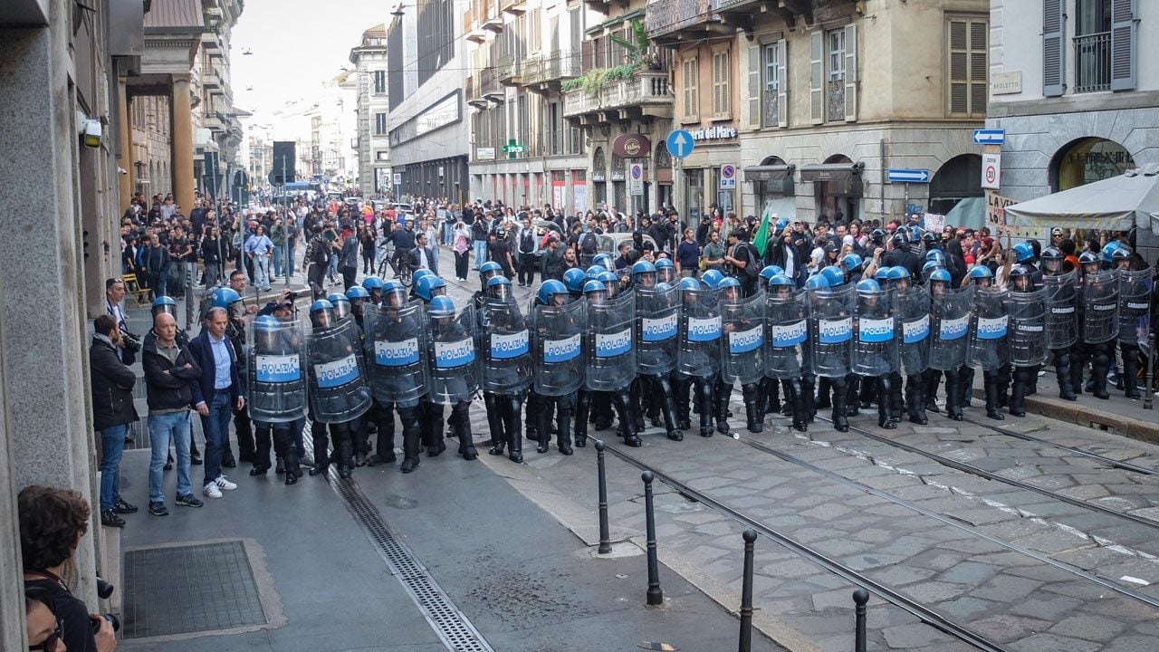 Foto - Polisle göstericiler çatıştı! Milano’da protestoların ardından tansiyon yükseldi