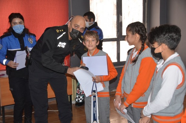 Foto - Polisleri okullara davet ettiler! Hakkarili öğrencilerden duygulandıran etkinlik