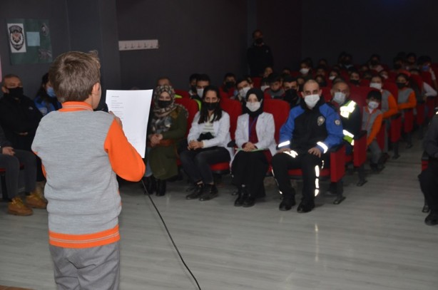 Polisleri okullara davet ettiler! Hakkarili öğrencilerden duygulandıran etkinlik