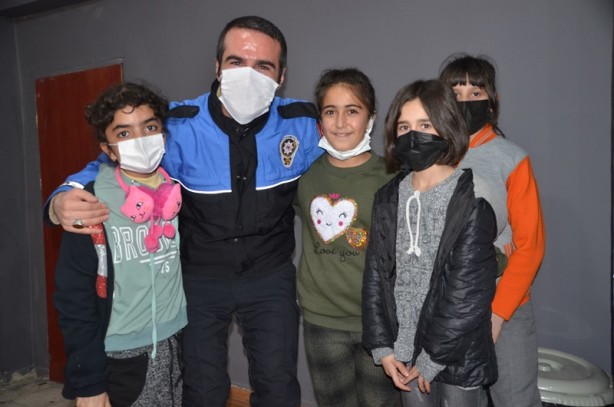 Foto - Polisleri okullara davet ettiler! Hakkarili öğrencilerden duygulandıran etkinlik