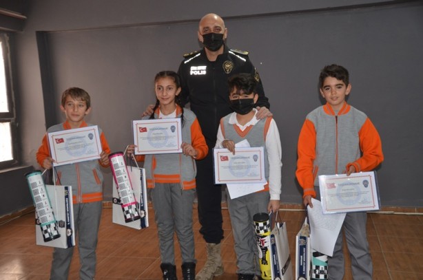 Foto - Polisleri okullara davet ettiler! Hakkarili öğrencilerden duygulandıran etkinlik