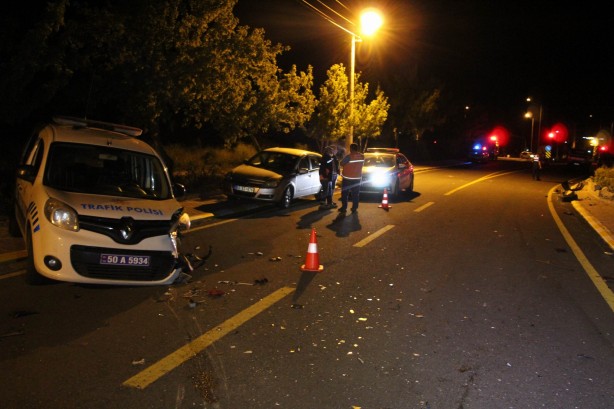 Foto - Polisten kaçan sürücü polis aracına çarparak durdu: 3 yaralı