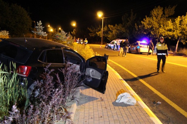 Polisten kaçan sürücü polis aracına çarparak durdu: 3 yaralı