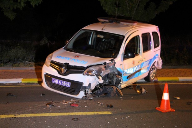 Foto - Polisten kaçan sürücü polis aracına çarparak durdu: 3 yaralı