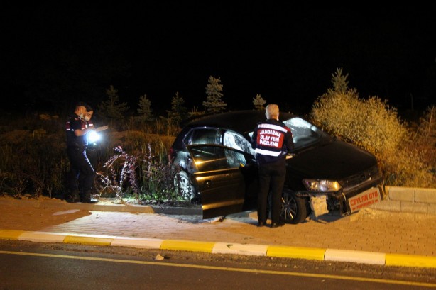 Foto - Polisten kaçan sürücü polis aracına çarparak durdu: 3 yaralı
