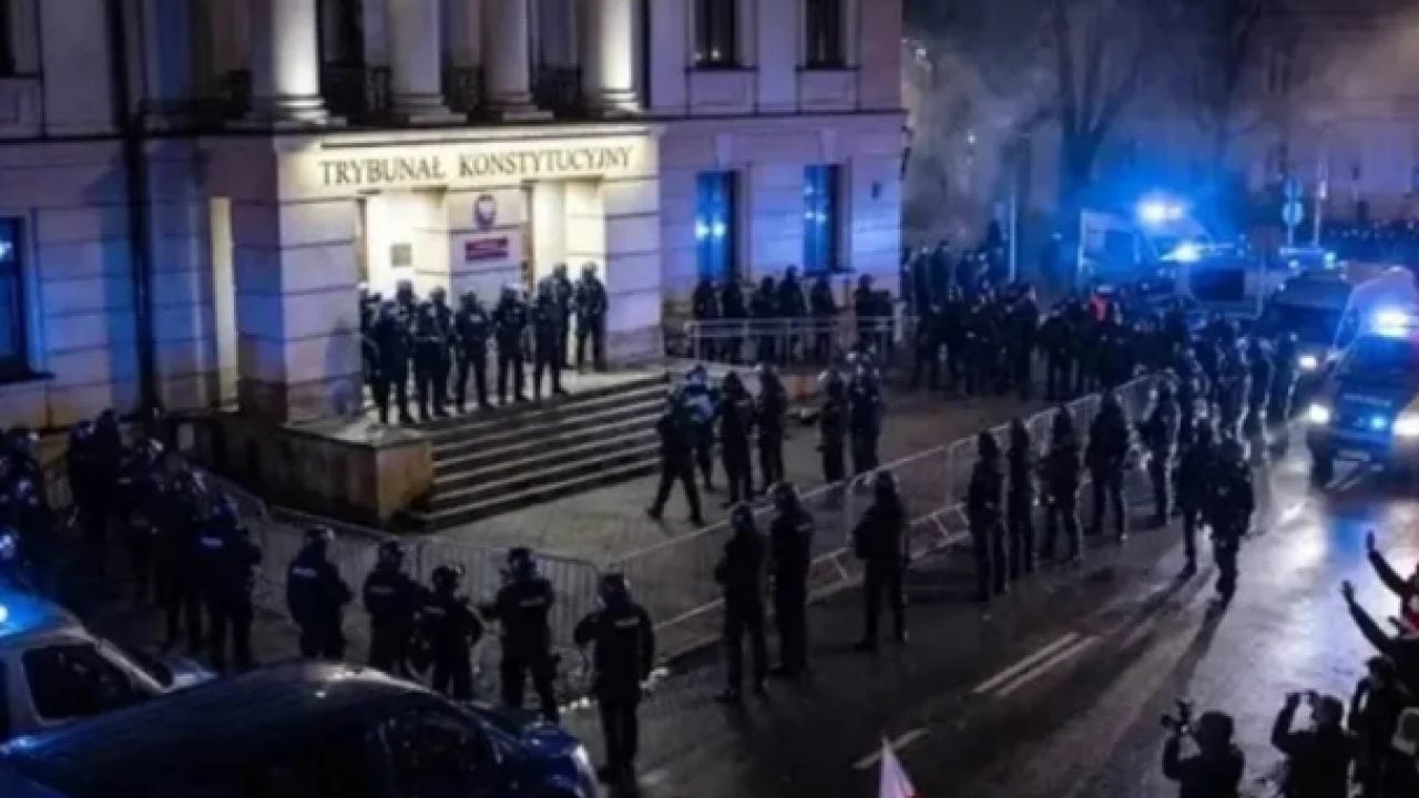 Foto - Polonya cumhurbaşkanı mahkemeyi böyle bastı: Siz yargıç değilsiniz!