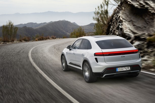 Foto - Porsche’tan elektrikli ilk SUV model! Otomobil tüketiciye neler sunuyor? Logo artık 3 boyutlu!