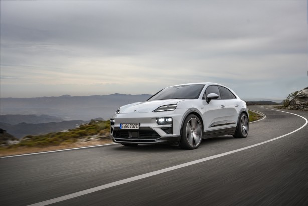 Foto - Porsche’tan elektrikli ilk SUV model! Otomobil tüketiciye neler sunuyor? Logo artık 3 boyutlu!