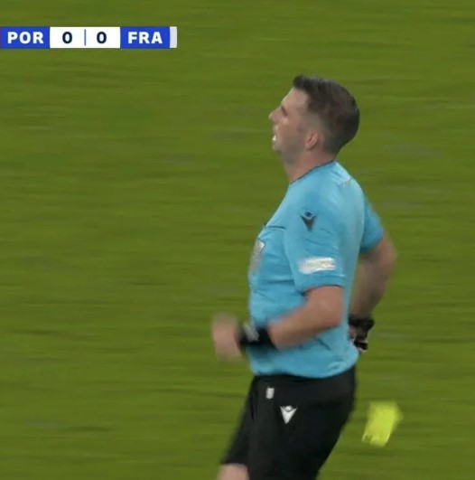 Foto - Portekiz-Fransa maçında dikkat çeken görüntü! Futbolcu hakeme sarı kart gösterdi