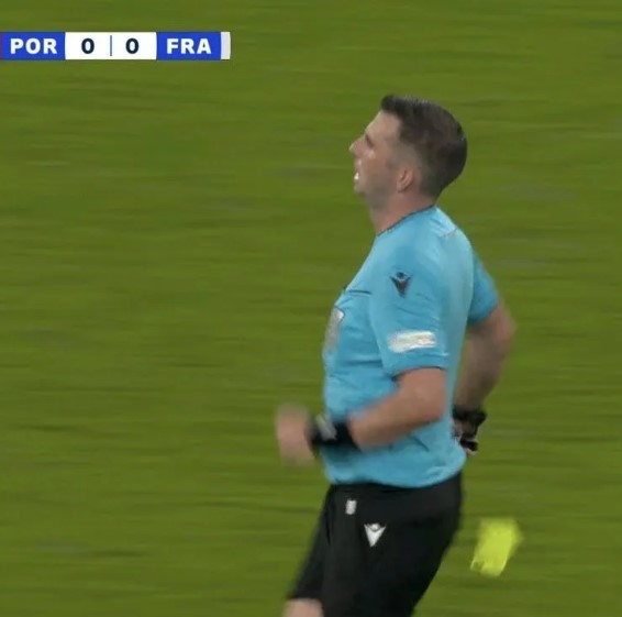 Foto - Portekiz-Fransa maçında dikkat çeken görüntü! Futbolcu hakeme sarı kart gösterdi