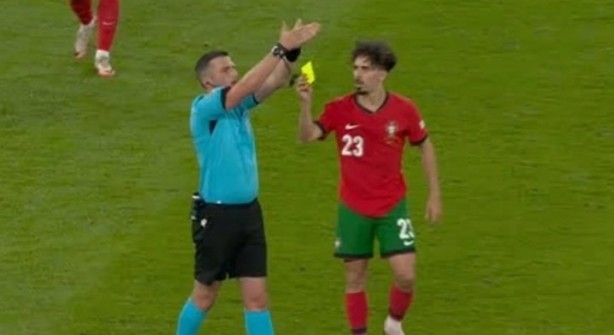 Portekiz-Fransa maçında dikkat çeken görüntü! Futbolcu hakeme sarı kart gösterdi