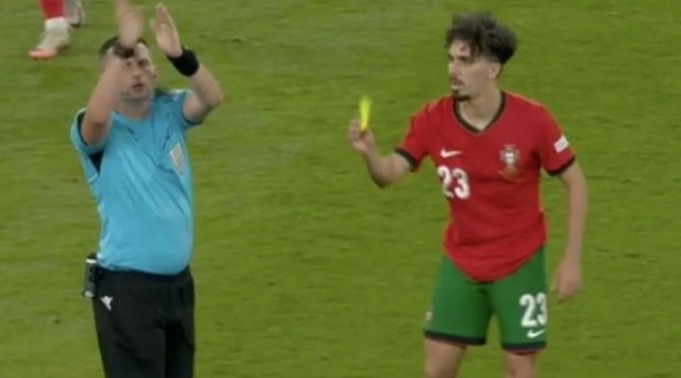 Foto - Portekiz-Fransa maçında dikkat çeken görüntü! Futbolcu hakeme sarı kart gösterdi