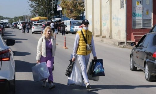 Foto - Poşet poşet alıyorlar! Sınır kentimize akın ettiler